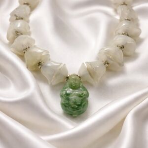 Elegant white and Jade sterling silver necklace